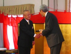 011受賞者記念品贈呈